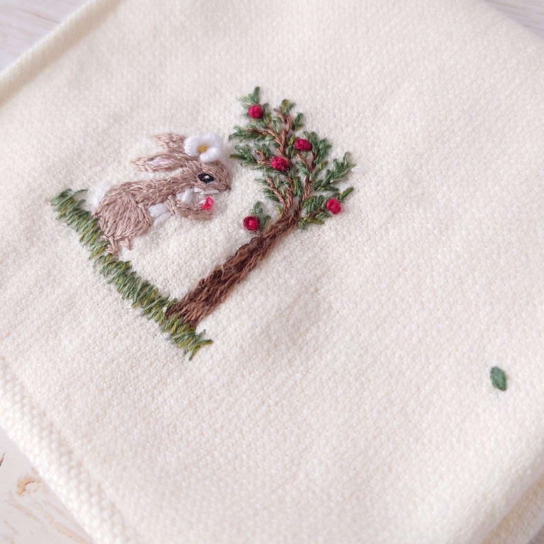 手刺繍入ちっちゃな タオルハンカチ【うさこと優しい木】