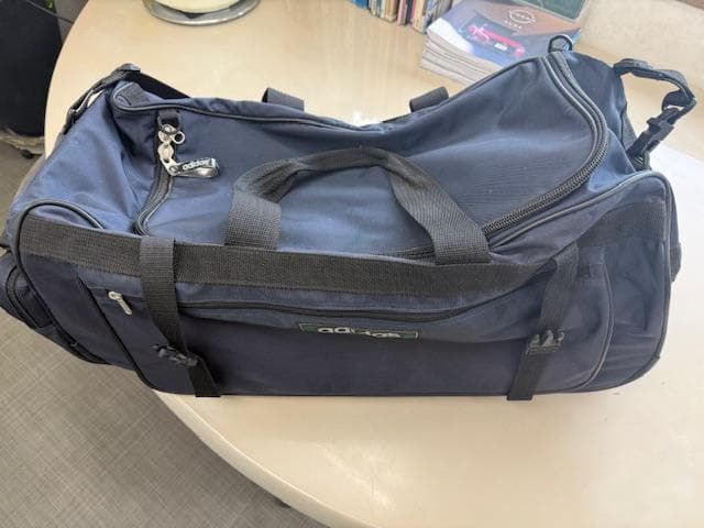 adidas大容量ボストンバックキャスター付き紺色