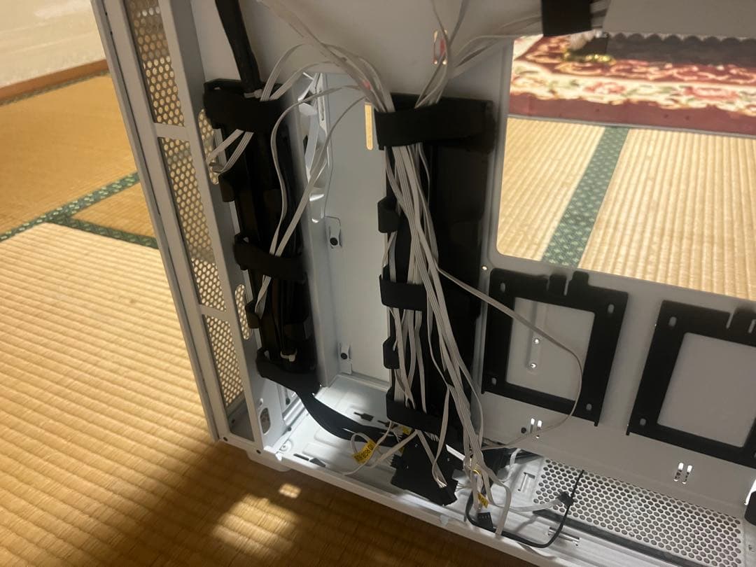 NZXT H7 Flow: 白ケース　Corsair SP140 x6基ファン