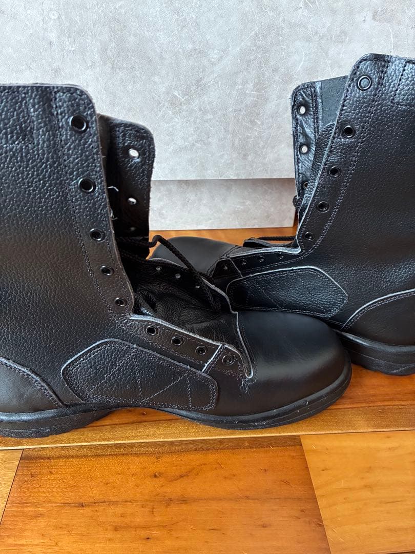 黒とオレンジのハイカット安全靴